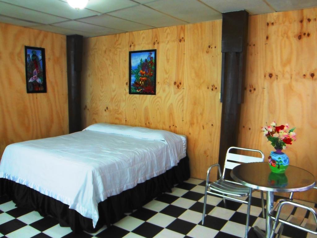 Hotel Y Restaurante Backpackers Rio Dulce Town Cameră foto