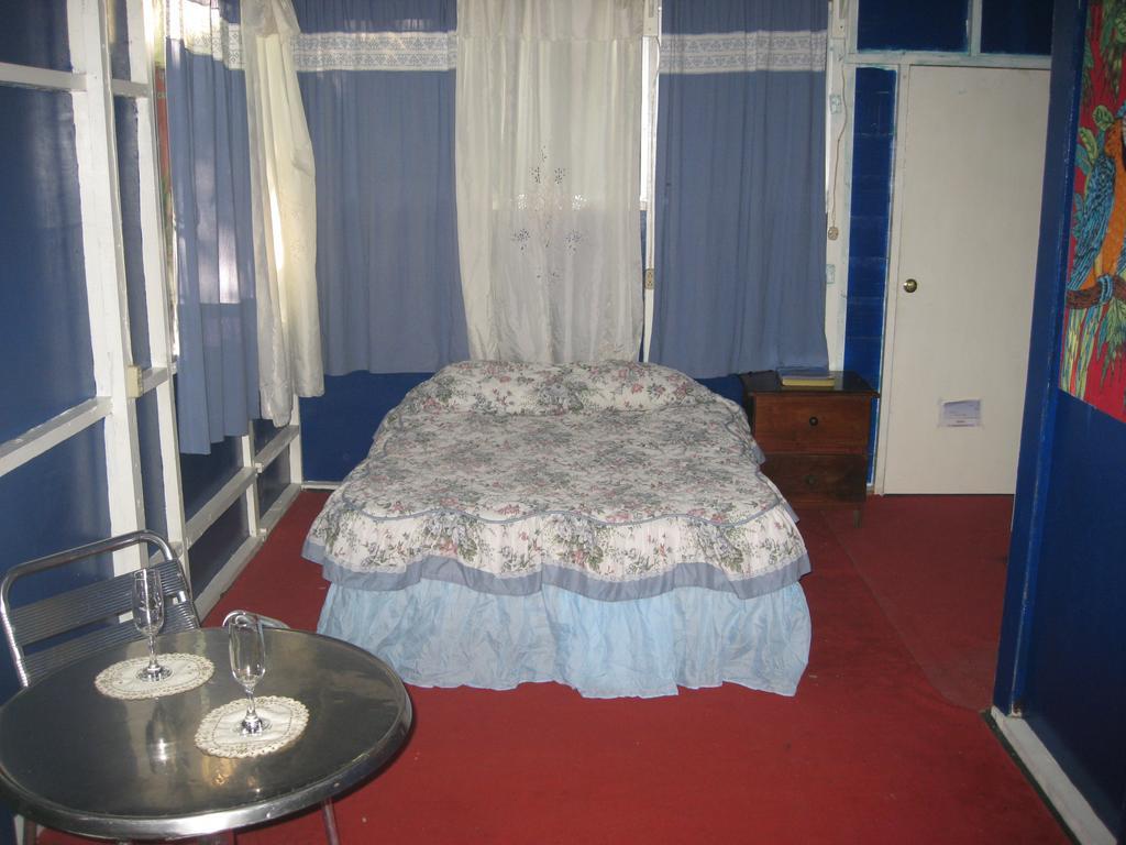 Hotel Y Restaurante Backpackers Rio Dulce Town Exterior foto